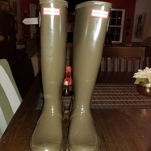 Olive Green Hunter Boots Size 7 (fits an 8)